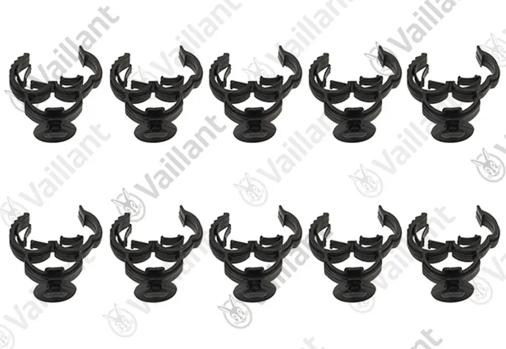 Schwarze Clips in mehreren Einheiten, verwendet zur Befestigung von Rohren oder Kabeln, mit dem Logo der Marke Vaillant sichtbar.